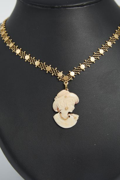 null Gold necklace 750/1000e with pastillée mesh decorated in pendant of a cameo...