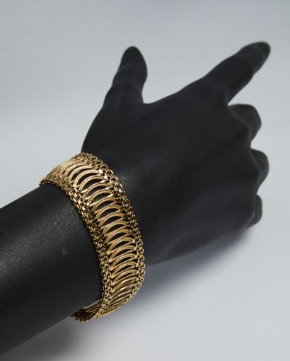 null Yellow gold bracelet 750/1000e with finely chiseled openwork. Weight: 31.8g...