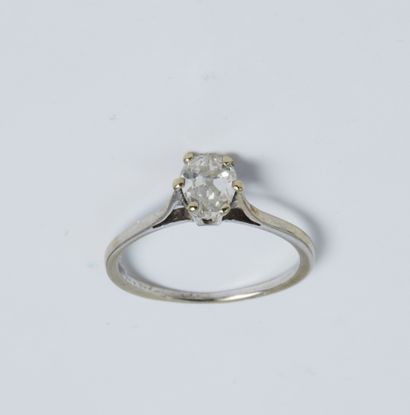 null Ring in white gold set in its center with an oval diamond of about 0.80 ct....