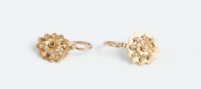 null Pair of earrings forming a flower, in gold 750/1000.
Weight : 1.3 gr.
