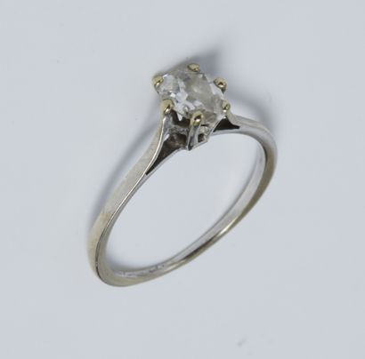 null Ring in white gold set in its center with an oval diamond of about 0.80 ct....
