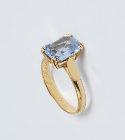 null Gold ring 750/1000e set with an emerald cut aquamarine. 
Gross weight: 4gr
Finger...