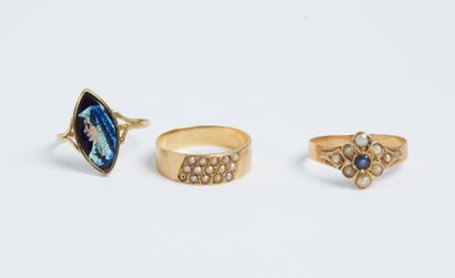 null Lot of 3 gold rings 750/1000e, decorated with pearl seeds, blue stone and enamel....