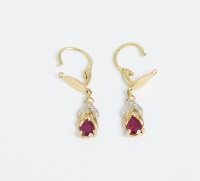 null Pair of earrings in gold 750/1000 decorated with a small ruby.
Gross weight:...