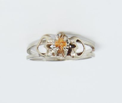 null White gold ring 750/1000 with heart decoration, decorated with an amber stone...