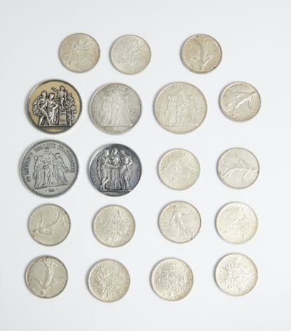 null Lot of silver coins and medals including:
- two pieces of 10 francs silver
-...