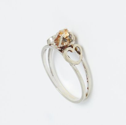 null White gold ring 750/1000 with heart decoration, decorated with an amber stone...