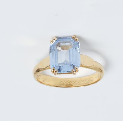 null Gold ring 750/1000e set with an emerald cut aquamarine. 
Gross weight: 4gr
Finger...