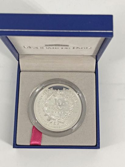 null PARIS MINT 
Lots of three Silver coins in their box - QUALITY BE AND BU - Box...