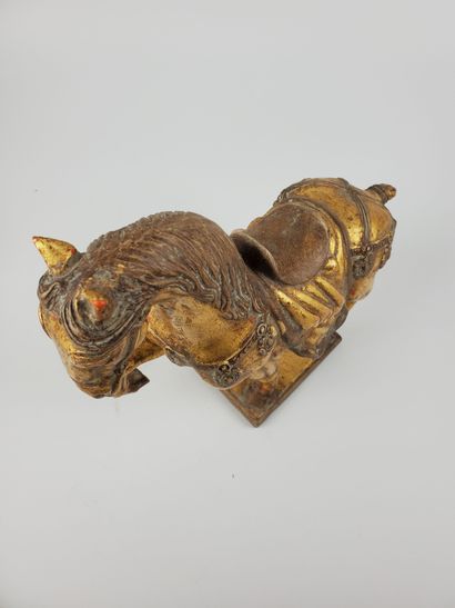 null "Horse 
Terracotta subject with golden patina
H 31 x W 31 cm
