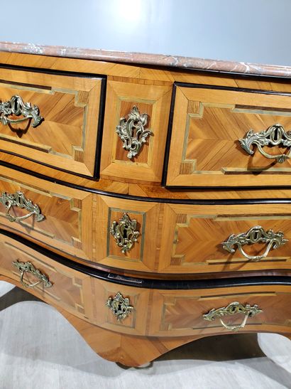 null Louis XV-style COMMODE, curved on all sides, in wood veneer inlaid with filleting...