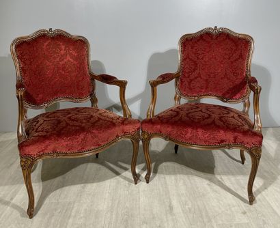 null A PAIR OF Louis XV-style wooden cabriole armchairs, with a flat "à la reine"...