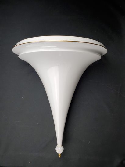 null MEISSEN 
Contemporary wall bracket in white and gold porcelain
Stamped on reverse
20th...