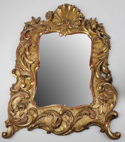 null Regency-style gilded wood MIRROR decorated with shells and stylized acanthus...