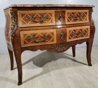 null Louis XV style COMMODE
Veneered with mahogany, rosewood and violet, decorated...