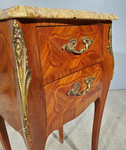 null Pair of Louis XV style bedside tables in rosewood veneer, curved on all sides,...