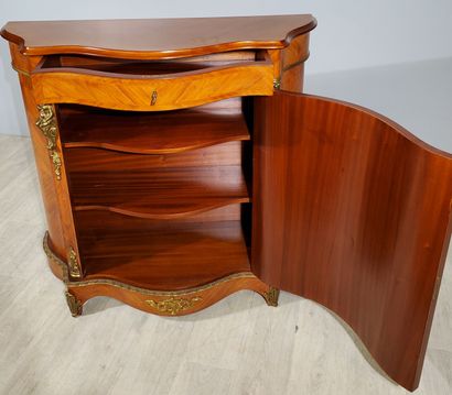 null Louis XV style BUFFET
Veneered in mahogany, rosewood and burr walnut, it opens...
