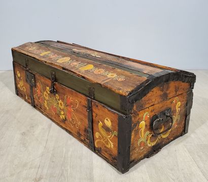 null Alsatian trunk in fir and metal reinforcement, with polychrome painted friezes...