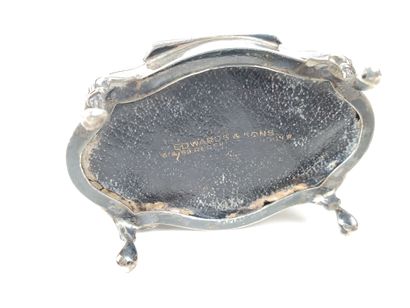 null EDWARDS AND SONS, London
Small Louis XV style box
Silver 800 ‰ decorated with...