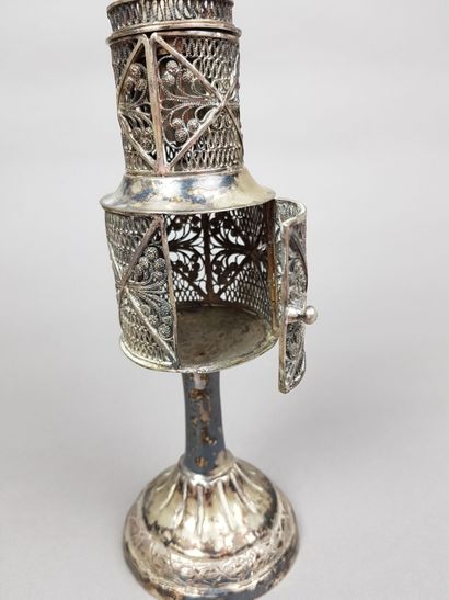 null AROMATE BOX, tower-shaped box in 800 silver and silver filigree. A spherical...