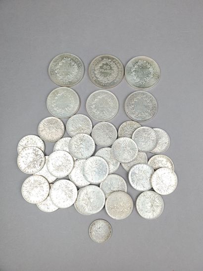 null Lot of silver coins including 50, 10, 5 and 1 francs
Total weight : 506,87 ...