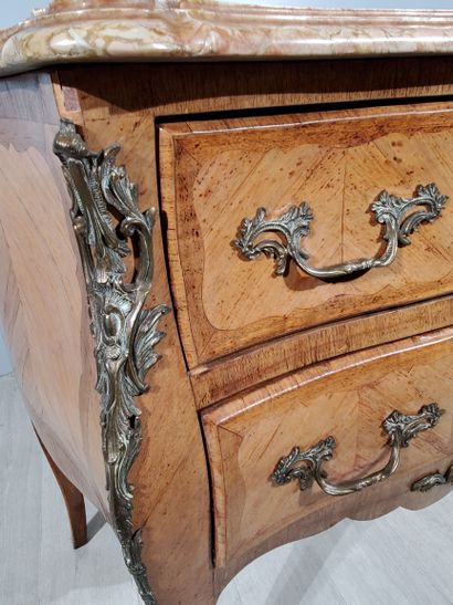null Louis XV style COMMODE
Veneered in mahogany, it opens with two drawers on the...