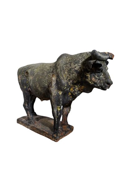 null Garden ornament
"Bull 
Large cast-iron subject 
H 80 x W 113 x D 25 cm 
Horn...