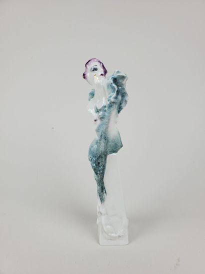 null MEISSEN
"Woman with purple hair
Polychrome porcelain subject, partially gilded
Stamped...