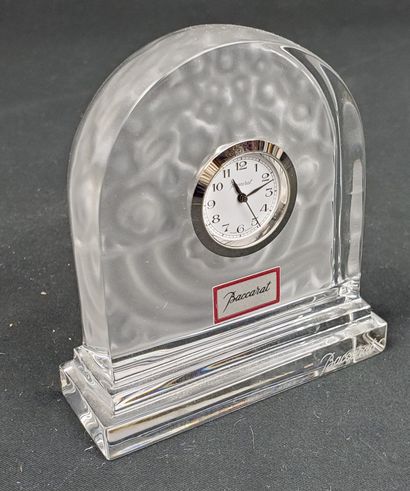 null BACCARAT 
L'envol" model
Pressed and partly frosted clear crystal desk clock...