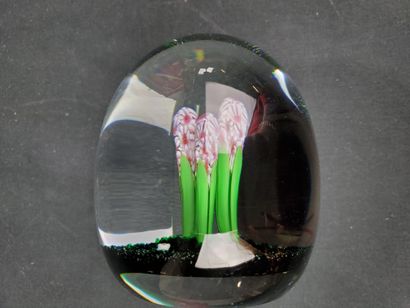 null BACCARAT
Sulfur paperweight in crystal decorated with hyacinth in the mass,...