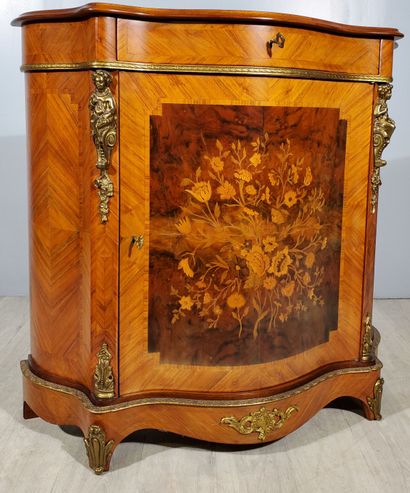 null Louis XV style BUFFET
Veneered in mahogany, rosewood and burr walnut, it opens...