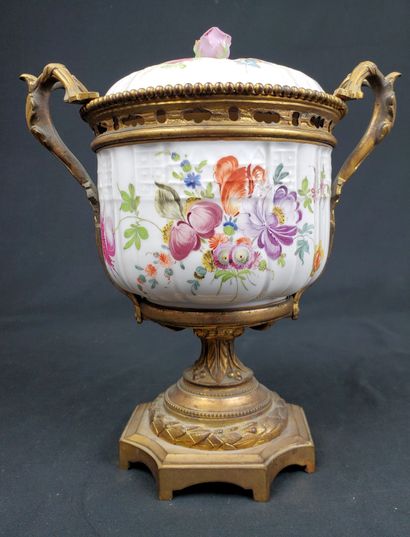 null In the Meissen style
Porcelain potpourri with polychrome floral decoration,...