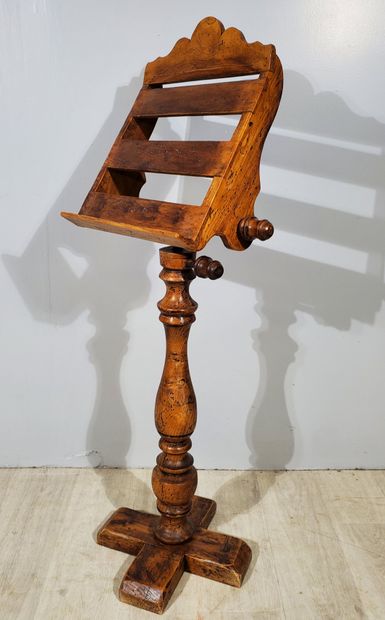 null LUTRIN in walnut with adjustable height and tilting top, turned legs
19th century
H...