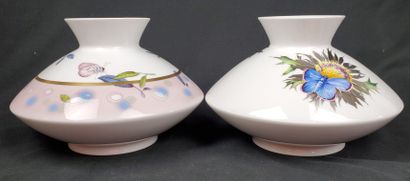 null MEISSEN 
Pair of saucer-shaped vases in enameled and gilded porcelain with painted...