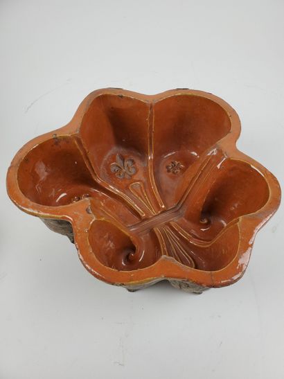 null SOUFFLENHEOM - Antique Alsatian mold in brown glazed terracotta with fleur-de-lis...