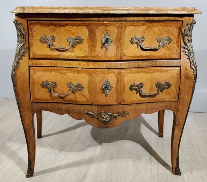 null Louis XV style COMMODE
Veneered in mahogany, it opens with two drawers on the...