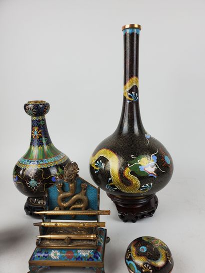 null ASIA
Set of cloisonné including vases, small boxes, incense burner, inkwell....