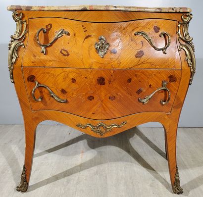 null Louis XV-style COMMODE 
Rosewood and rosewood veneer, inlaid with leafy stems,...