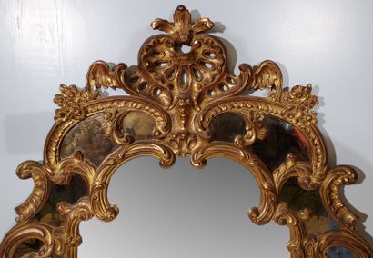 null LARGE Louis XV style MIRROR
Wood with gilded patina, scroll and shell decoration,...