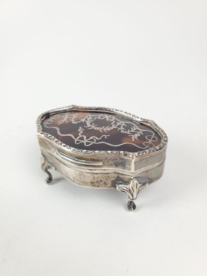 null EDWARDS AND SONS, London
Small Louis XV style box
Silver 800 ‰ decorated with...