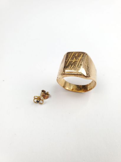 null Two pieces of jewelry in yellow gold 750 ‰ comprising a signet ring monogrammed...