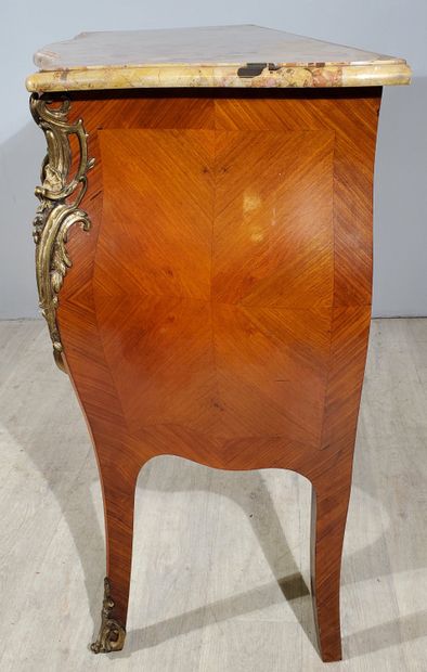 null Louis XV-style COMMODE 
Rosewood and rosewood veneer, inlaid with leafy stems,...