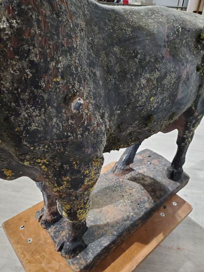 null Garden ornament
"Bull 
Large cast-iron subject 
H 80 x W 113 x D 25 cm 
Horn...