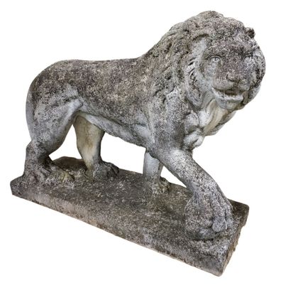 null Garden ornament 
"Lion 
Large carved stone subject
H 60 x W 73 x D 23 cm