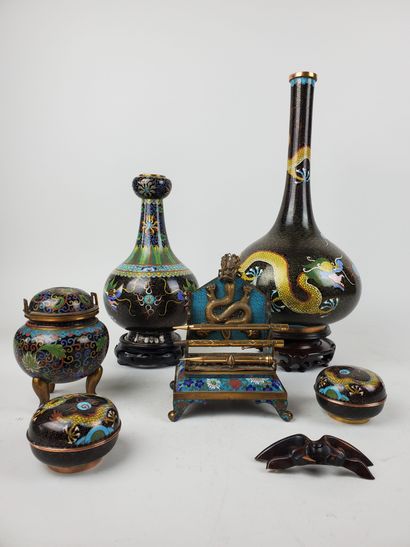 null ASIA
Set of cloisonné including vases, small boxes, incense burner, inkwell....