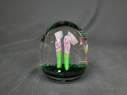 null BACCARAT
Sulfur paperweight in crystal decorated with hyacinth in the mass,...
