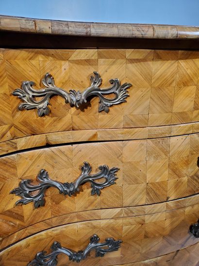 null Louis XV style COMMODE 
Mahogany veneer, fir wood frame, decorated with a checkerboard...