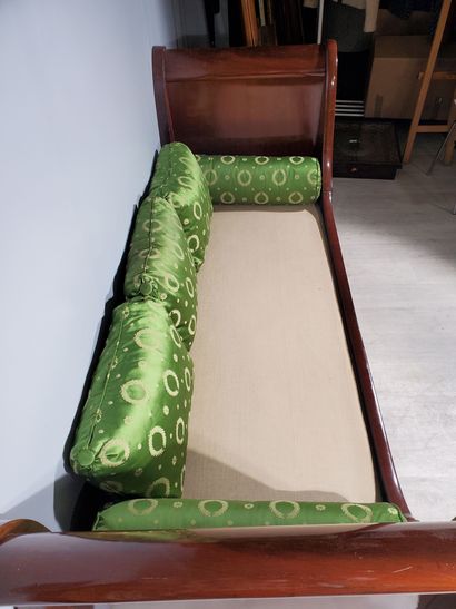 null Louis Philippe style boat-shaped resting bed in flamed mahogany veneer, green...