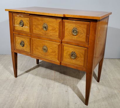null Louis XVI-style slightly recessed COMMODE
Mahogany veneered, it opens with two...