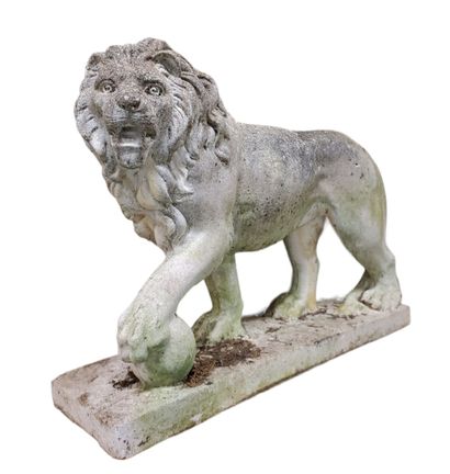 null Ornement de jardin 
"Lion" 
Grand sujet en pierre sculptée
H 60 x L 73 x P 23...